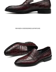 Gedetailleerd overzicht heren loafers bordeauxrood leer met krokodillenpatroon