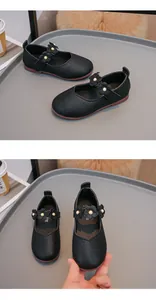 Detailansicht schwarzer Mädchen-Prinzessinenschuhe mit eleganten Blumen- und Perlenakzenten