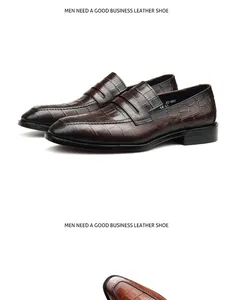 Gedetailleerde weergave van bruine heren loafers van leer met krokodillenprint