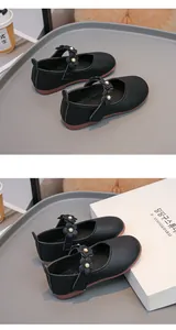 Detailansicht der schwarzen Mary Jane Schuhe für Mädchen mit eleganten Perlenblumen-Akzenten