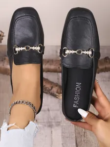 Elegantes mules negros para mujer con hebilla de perlas doradas y un diseño de punta cuadrada