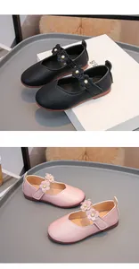 Elegante schwarze und rosa Mädchen-Mary-Janes mit zarten Blumen- und Perlendetails.