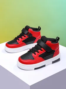 Vue détaillée de baskets montantes pour enfants rouges et noires avec bandes velcro