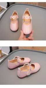 Detailansicht pinkfarbener Mädchen-Prinzessin-Lederschuhe mit eleganten Blumendekoren