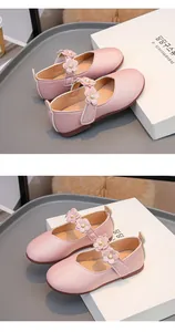 Nahaufnahme von rosa Mädchen-Prinzessinenschuhen mit süßen Blumen- und Perlen. (84 chars)