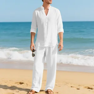 Completo da uomo in lino bianco con maglia Henley a maniche lunghe e pantaloni sulla spiaggia