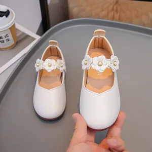 Eleganti scarpe da principessa bianche per bambina con fiori e finitura perlata