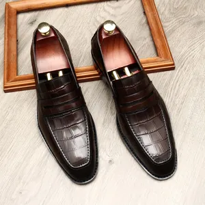 Luxe donkerbruine leren herenloafers met krokodillenpatroon voor een zakelijke uitstraling.