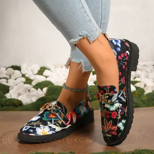 Mocasines florales para mujer con hebilla de cadena dorada y suela de plataforma