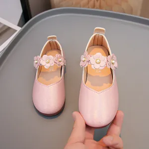 Scarpe da principessa rosa per bambine con cinturino a fiori e perle per autunno