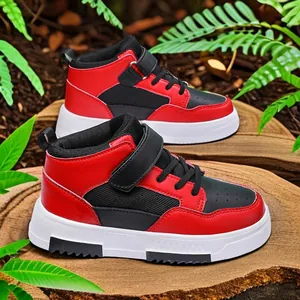 Klassische rot-schwarze High-Top-Sneaker für Kinder auf natürlichem Holzhintergrund