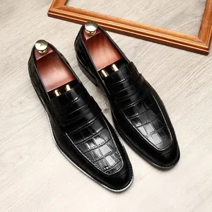 Luxe zwarte heren loafers van leer met krokodillenreliëf, zakelijke formele instapschoenen