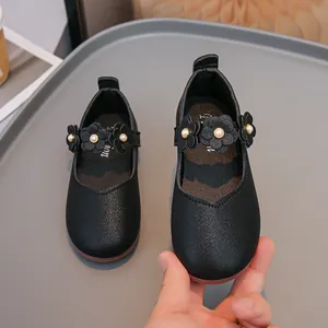 Scarpe Mary Jane nere da bambina con eleganti decorazioni a fiori e perle sintetiche