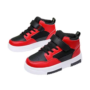 Baskets montantes classiques rouges et noires pour garçons avec velcro