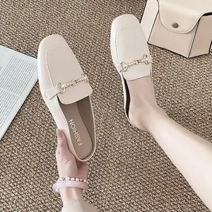 Elegante beige gesloten muiltjes met metalen gesp en parels voor een modieuze dameslook