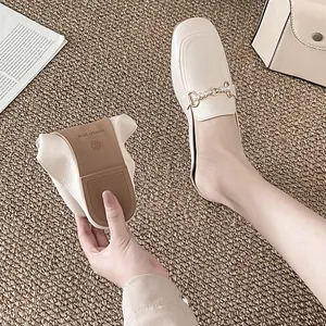 Minimalistische beige muiltjes met metalen gesp en zachte zool