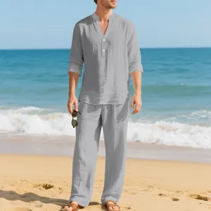 Vista completa del set da uomo in lino grigio con camicia Henley e pantaloni in spiaggia.