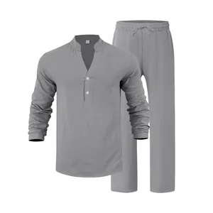 Dettaglio completo completo in lino grigio da uomo con maglia Henley scollo a V e pantaloni