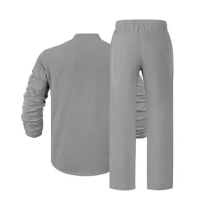 Vista posteriore di un set casual da uomo con camicia Henley in lino grigio e pantaloni