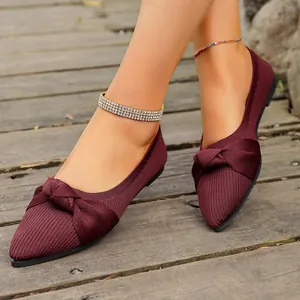 Vista dettagliata della ballerina in maglia rosso vino a punta con fiocco elegante