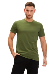 Detailweergave van olijfgroen heren T-shirt met korte mouwen van katoen en ronde hals
