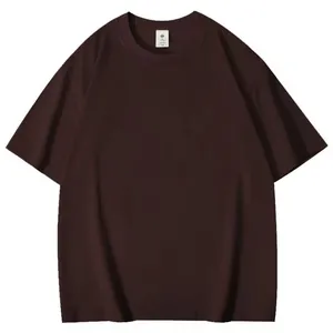 Gedetailleerd overzicht van een oversized bruin heren-T-shirt met korte mouwen katoen