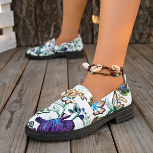 Mocasines de flores para mujer con suela gruesa y detalle decorativo de cadena dorada