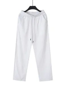Detailansicht der weißen Herren-Freizeithose aus Baumwollleinen mit Kordelzug