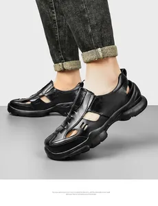 Détail de chaussures de rivière noires pour hommes en cuir respirant avec découpes.