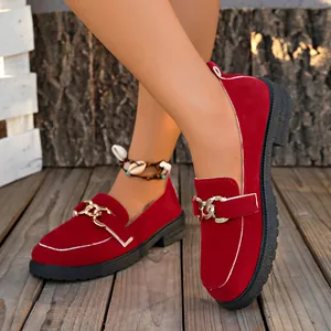 Elegantes mocasines de ante rojo para mujer con cadena dorada y suela de goma gruesa