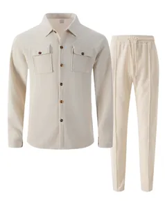 Conjunto de dos piezas para hombre de punto gofrado con camisa de manga larga y pantalón crema