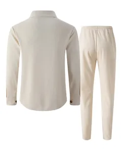 Vista trasera del conjunto beige de punto gofrado con camisa y pantalones a juego