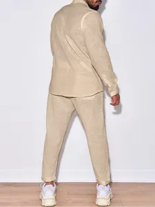 Rückansicht eines atmungsaktiven Herren-Leinen-Sets mit Langarmhemd und Hose in Beige.