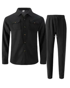 Vista frontal del conjunto de dos piezas para hombre con camisa de manga larga y pantalón