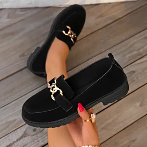 Elegantes mocasines de ante negro para mujer con cadena dorada y suela de plataforma
