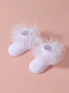 Adorables calcetines de princesa blancos con grandes volantes de encaje para niñas