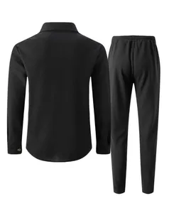 Vista trasera de conjunto negro de dos piezas en tejido de gofre con camisa y pantalón