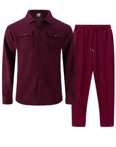 Primer plano del tejido de punto gofrado burdeos en el conjunto de camisa y pantalón hombre