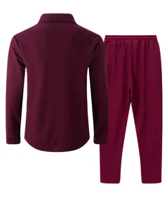 Vista posterior de un conjunto granate de punto gofrado con camisa y pantalón