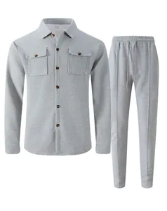 Vista de un conjunto de dos piezas en punto nido de abeja gris para hombre con camisa