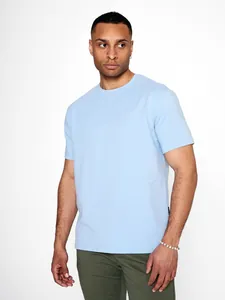 Primo piano di una t-shirt celeste da uomo che mostra vestibilità e tessuto