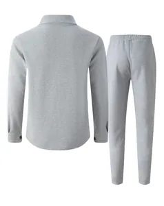 Vista trasera detallada del conjunto de camisa de manga larga y pantalón de punto gofrado