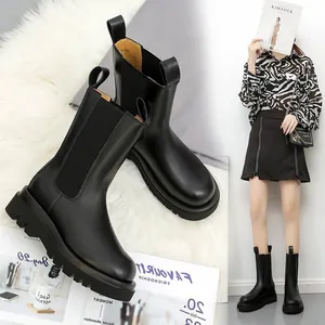 Botas Chelsea negras para mujer con suela gruesa y moderno diseño de media pantorrilla