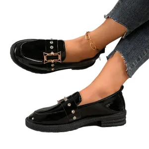 Elegantes mocasines de charol negro para mujer con hebilla dorada y suela gruesa platform