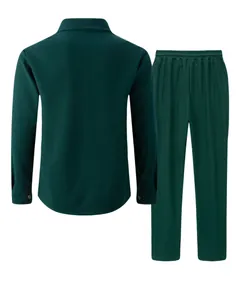 Vista trasera de un conjunto de dos piezas de punto gofrado verde oscuro con camisa y pantalón