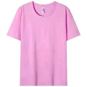 Vista frontale di una t-shirt rosa a maniche corte con girocollo su sfondo bianco puro