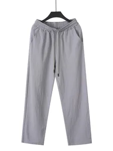 Detailansicht der Textur der hellgrauen, locker sitzenden Baumwoll-Leinen-Hose mit Kordelzug