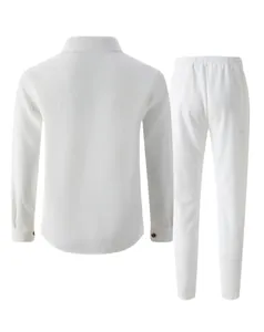 Vista trasera de un conjunto informal blanco de dos piezas con camisa y pantalón de punto nido