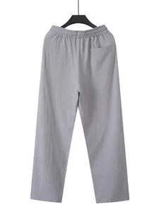 Detailansicht einer hellgrauen Baumwoll-Leinen-Hose mit Gummizug und Gesäßtasche.