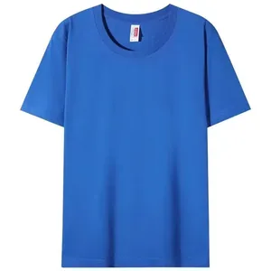 Dettaglio di una t-shirt girocollo blu reale vibrante con trama di tessuto liscia